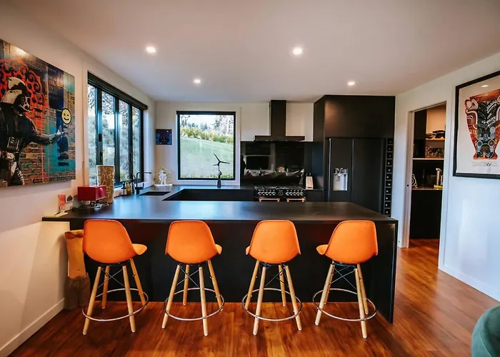 Holiday home Mt Roy Terrace - Sleeps 8 - Mountain Views - Artwork Collection Wanaka