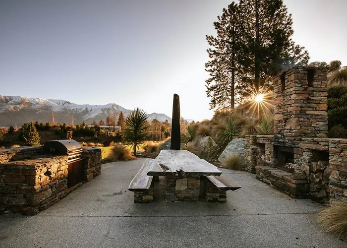 Mt Roy Terrace - Sleeps 8 - Mountain Views - Artwork Collection Wanaka
