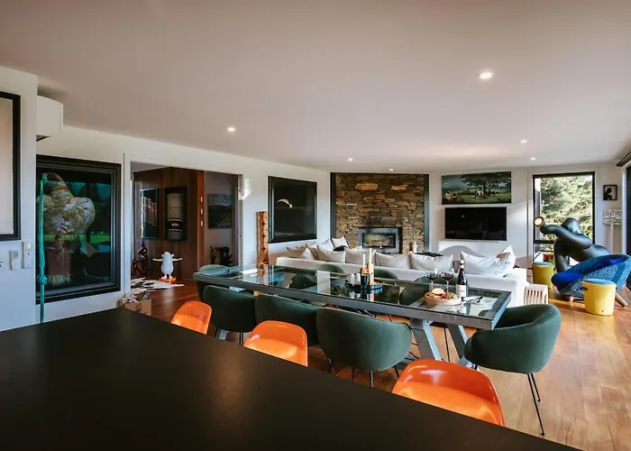 Mt Roy Terrace - Sleeps 8 - Mountain Views - Artwork Collection *