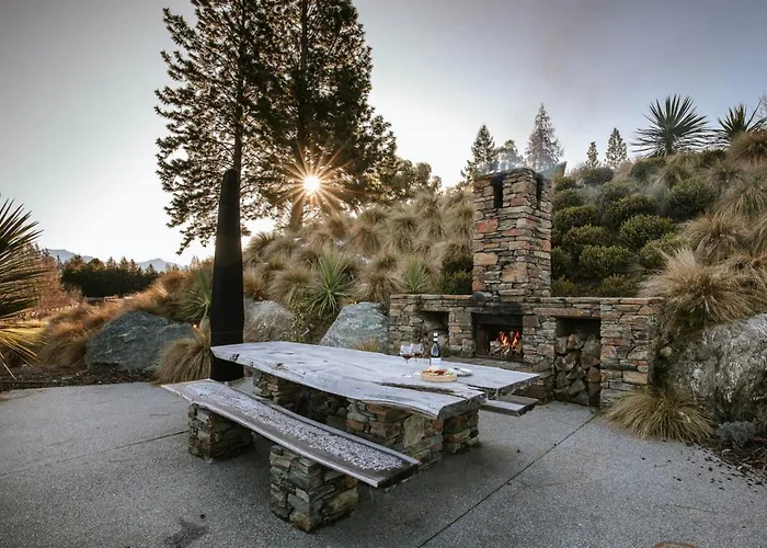 Holiday home Mt Roy Terrace - Sleeps 8 - Mountain Views - Artwork Collection