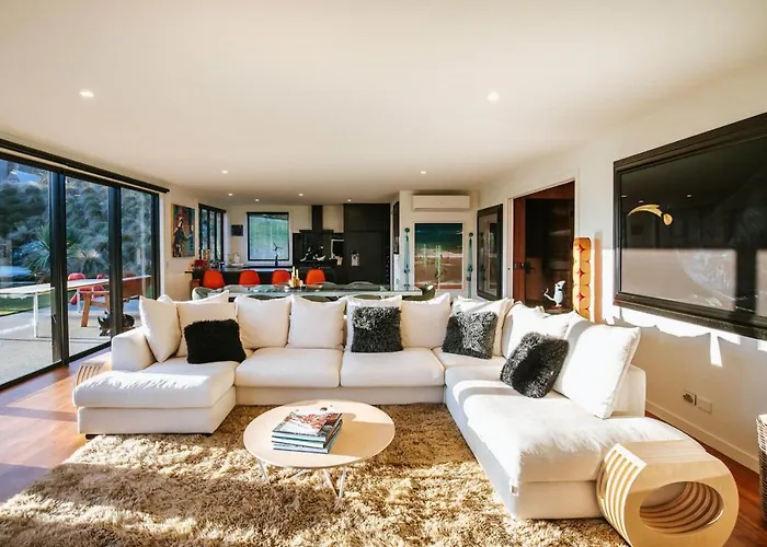 Holiday home Mt Roy Terrace - Sleeps 8 - Mountain Views - Artwork Collection *