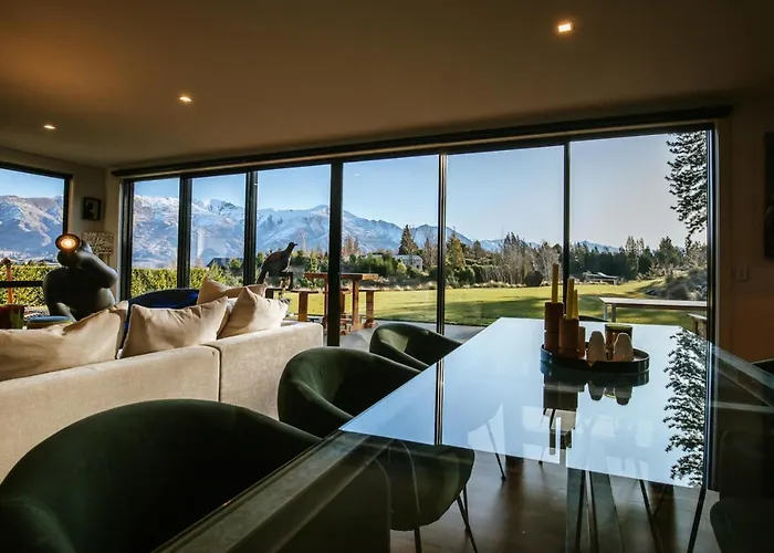 Holiday home Mt Roy Terrace - Sleeps 8 - Mountain Views - Artwork Collection