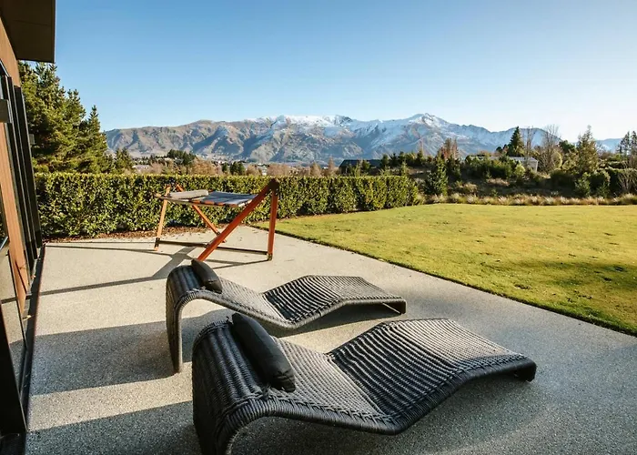 Mt Roy Terrace - Sleeps 8 - Mountain Views - Artwork Collection Holiday home Wanaka