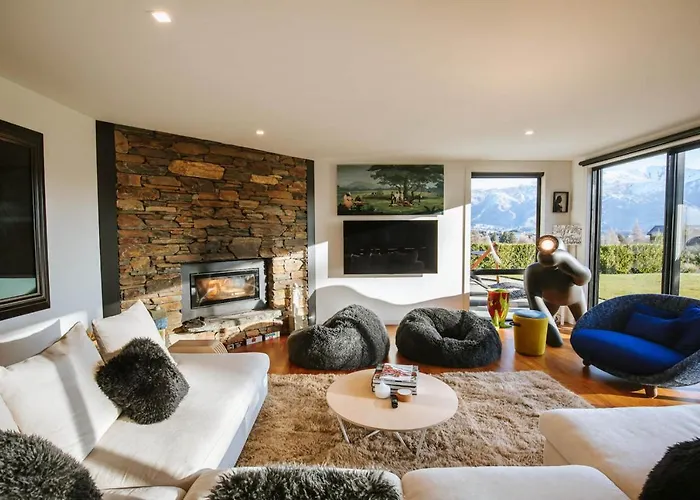 Mt Roy Terrace - Sleeps 8 - Mountain Views - Artwork Collection Holiday home *