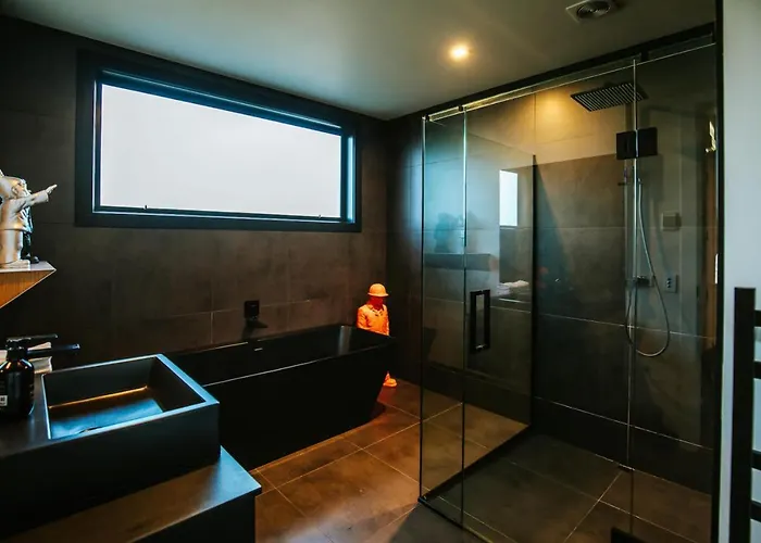 Mt Roy Terrace - Sleeps 8 - Mountain Views - Artwork Collection Wanaka