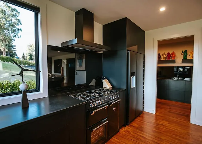 Mt Roy Terrace - Sleeps 8 - Mountain Views - Artwork Collection Holiday home *
