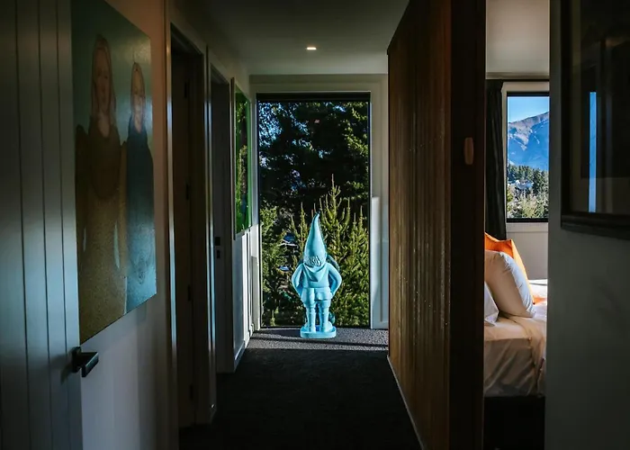 Mt Roy Terrace - Sleeps 8 - Mountain Views - Artwork Collection Holiday home Wanaka