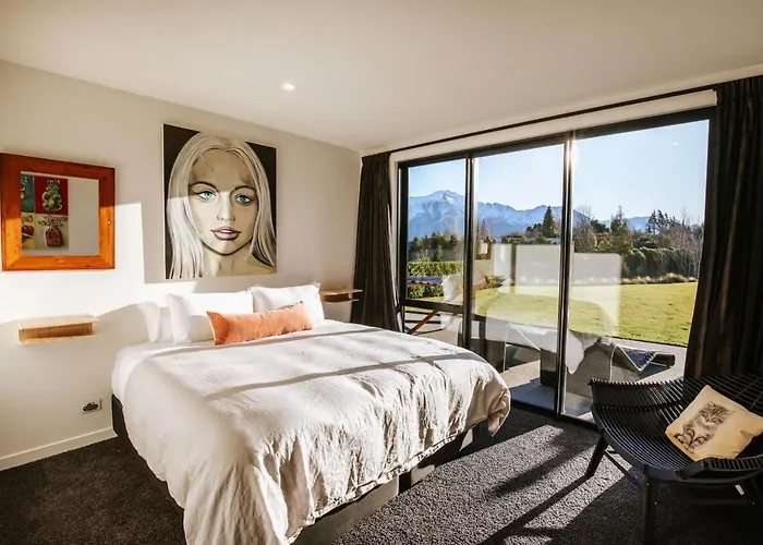 Mt Roy Terrace - Sleeps 8 - Mountain Views - Artwork Collection
