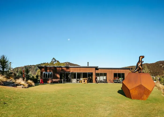 Mt Roy Terrace - Sleeps 8 - Mountain Views - Artwork Collection Wanaka