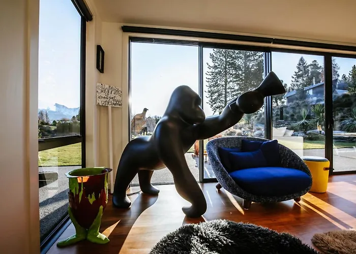 Holiday home Mt Roy Terrace - Sleeps 8 - Mountain Views - Artwork Collection