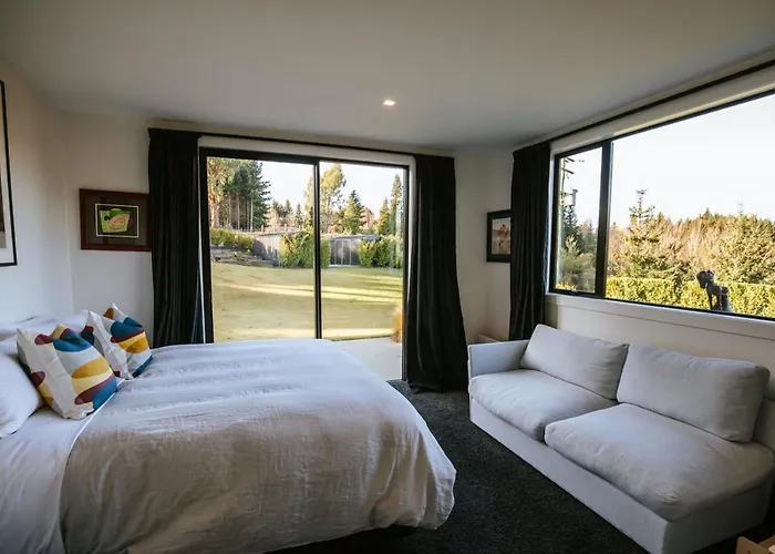 Mt Roy Terrace - Sleeps 8 - Mountain Views - Artwork Collection Holiday home *