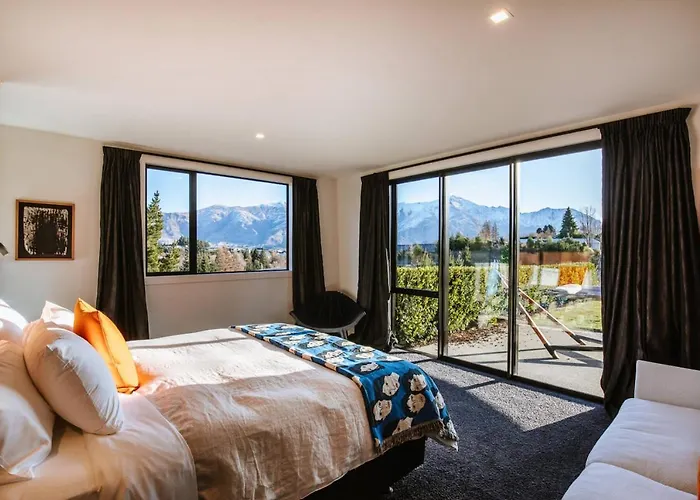 Holiday home Mt Roy Terrace - Sleeps 8 - Mountain Views - Artwork Collection